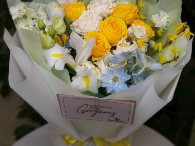 Букет с дельфиниумом, форзицией, ирисами, садовыми розами