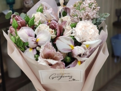 Букет с сиренью, кустовой розой Порселин, тюльпанами и ирисами Брауни