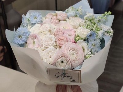 Букет из ранункулюсов, садовых роз, сирени и дельфиниума