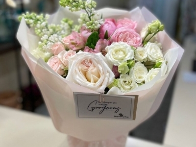 Букет из роз Вайт Охара и сирени