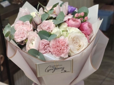 Букет из садовых роз, ранункулюсов и гвоздики