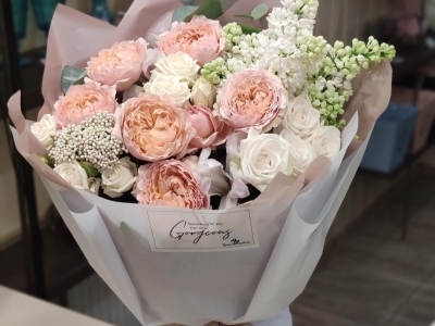 Букет из роз, сирени и ирисов