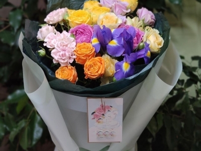 Букет из садовых роз различных сортов, ирисов и эвкалипта