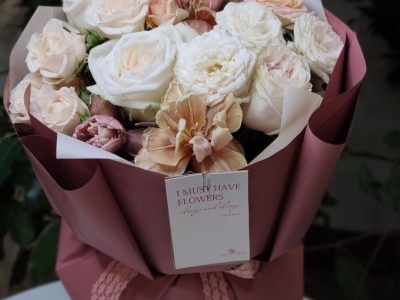 Букет из роз и тюльпанов