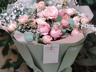 Букет из кустовой розы Джульетта в стильном оформлении