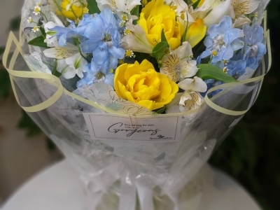 Букет с дельфиниумом, ромашкой, альстромерией и тюльпанами