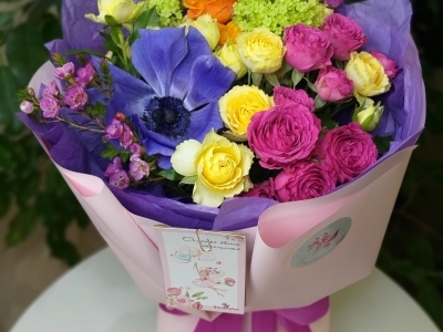 Букет с садовыми розами, анемонами, вибурнумом, хамелациумом