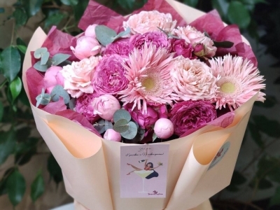 Букет из пионовидных роз Классик Сенсейшен, Джульетта, Сильва Пинк и герберы Пинк Спрингс, эвкалипта Цинерария 