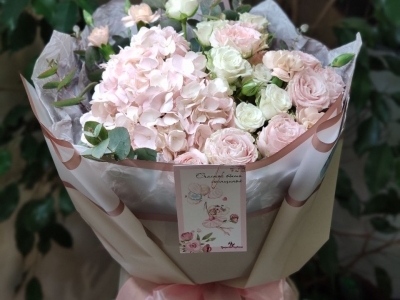 Букет с гортензией, пионовидными розочками и эвкалиптом