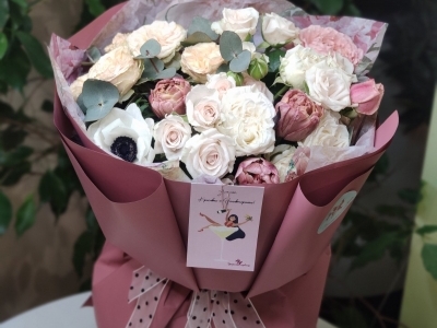 Букет с садовыми розами, тюльпанами Брауни и анемоной