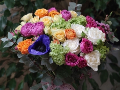 Букет с садовыми розами, вибурнумом, анемонами и эвкалиптом