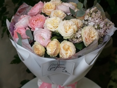 Букет с сиренью, ранункулюсами, садовыми розами и эвкалиптом