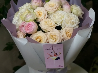 Букет с розой пионовидной Брайдал Флоу,  Мэнсфилд парк и розой кустовой