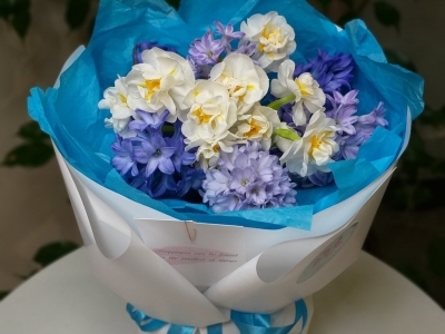 Букет с гиацинтами и нарциссами