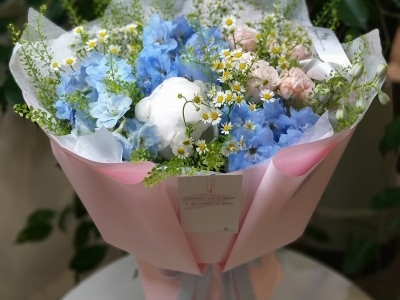 Букет с дельфиниумом, пионовидной розой, ромашкой ГринБел и пионами