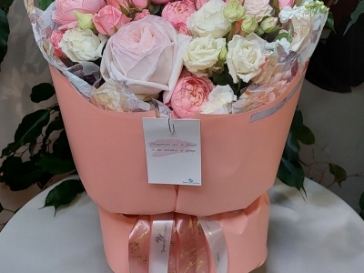 Букет с розами Вайт О'Хара, кустовой пионовидной розой и эустомой.