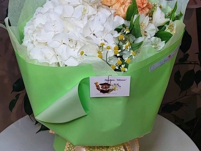 Букет с гортензией и альстромерией