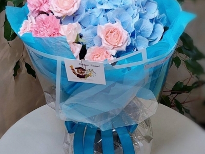 Букет с гортензией, розами и гвоздикой