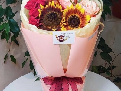 Букет с подсолнухами и розами различных сортов