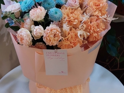 Букет из гвоздик, хризантем, кустовых роз и твидии