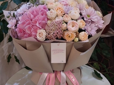 Букет из гортензии, роз, хризантем, твидии и озотамнуса