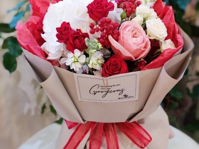 Букет из гортензии, матиолы,  вибурнума и розы кустовой