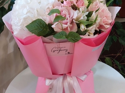 Букет из гортензии, французской розы, малины и альстромерии.