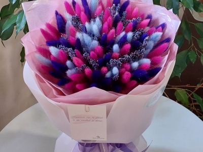 Букет из сухоцветов с лавандой и лагурусом