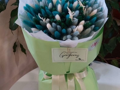 Букет из сухоцветов с лагурусом, фалярисом и папоротником