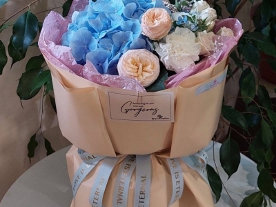 Букет с гортензией, садовой и кустовой розами, озотамнусом, гвоздикой и оксипеталумом