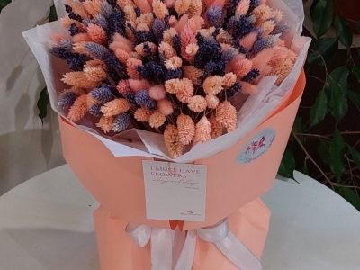 Букет из сухоцветов с фалярисом, лавандой и лагурусом.