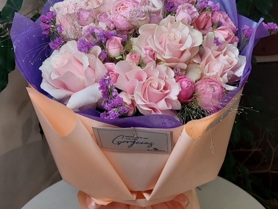 Букет с французской розой, пионовидной розой Сильва Пинк, кустовой розой, статицей и паникумом.