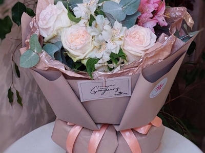 Букет с розами Вайт О’Хара, альстромерией и эвкалиптом