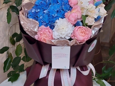 Букет с гортензией, садовыми розами Джульетта, пряным диантусом и альстромерией