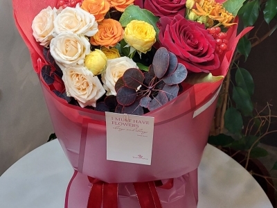 Букет с розами, котинусом, асклепией и вибурнумом