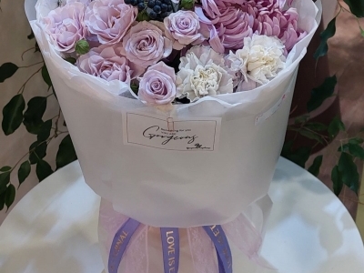 Букет с садовыми и кустовыми розами, хризантемой Виенна,  диантусом и ягодами вибурнума