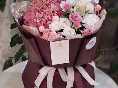 Букет с гортензией, гвоздикой, кустовой розой, альстермерией и шариками краспедии