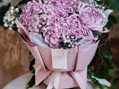 Букет с хризантемой и гипсофилой