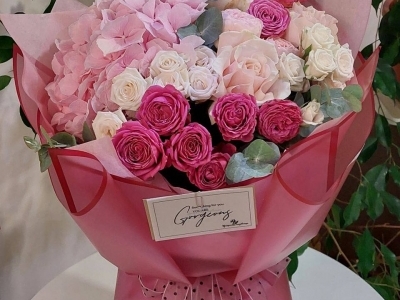 Букет с гортензией, розами различных сортов и эвкалиптом