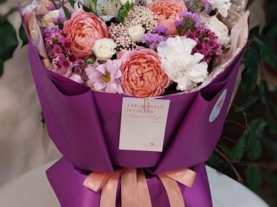 Букет с пионовидной розой Джульетта, гвоздикой, хризантемой,  хамелациумом и альстромерией