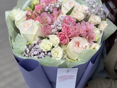 Букет с розой Вайт О'Хара, кустовой розой, гипсофилой, альстромерией, эустомой