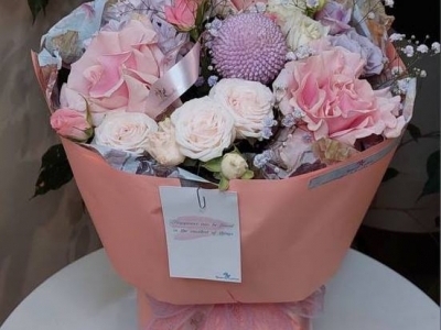 Букет с французской розой, хризантемой Момоко, кустовой садовой розой, эустомой и гипсофилой