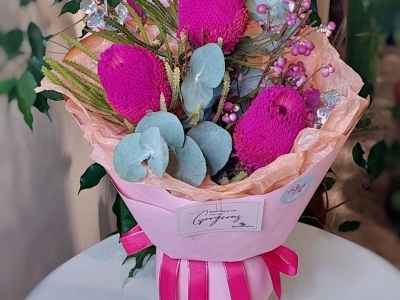 Интерьерный букет из банксии, эвкалипта и ягод симфорикарпуса