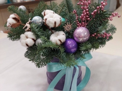 Новогодняя композиция из датской пихты нобилис, хлопка, илекса с праздничным декором