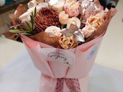 Букет с тюльпанами Брауни, розами Джентел Трендсеттер,  хризантемами и  леукодендроном