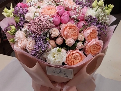 Букет с  пионовидными розами, сиренью, озотамнусом и эустомой