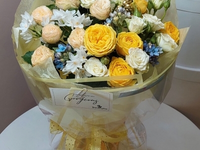 Букет с розами пионовидными, нарциссами и твидией