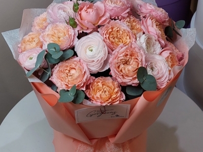 Букет с розами пионовидными  Джульетта, ранункулюсами и эвкалиптом