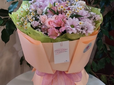 Букет из хризантем, альстромерии, роз и  ромашек