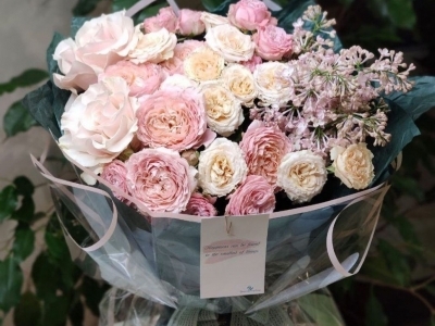 Букет из роз различных сортов и сирени